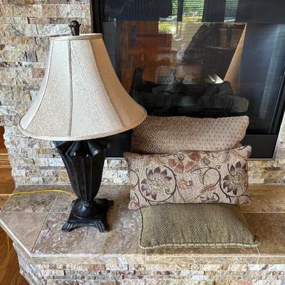 TABLE LAMP AND 4 THROW PILLOWS