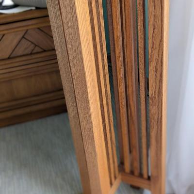 Like New Oak Pedestal