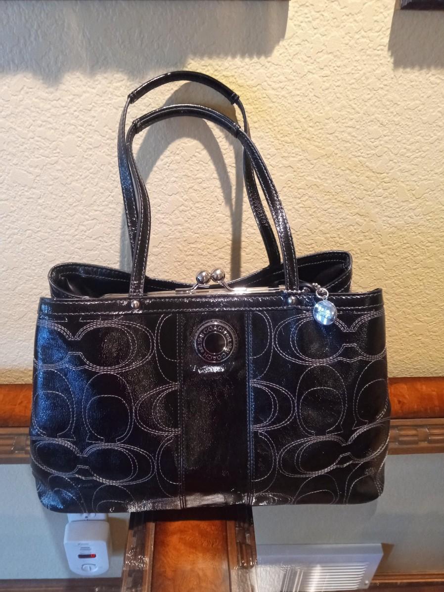 LIKE NEW BLACK COACH PURSE | EstateSales.org