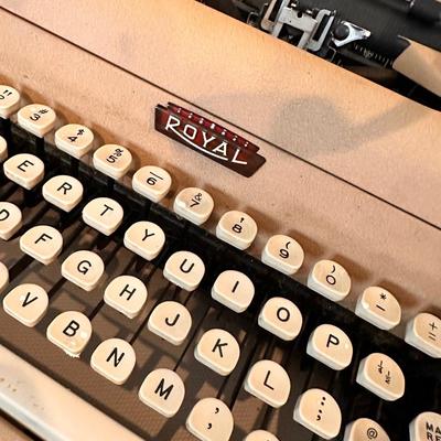 Vintage Royal Typewriter Lot