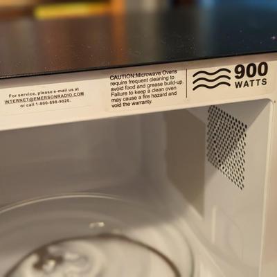 Like New Emerson 900 Watt Microwave
