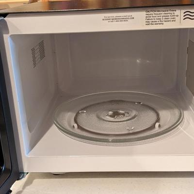 Like New Emerson 900 Watt Microwave