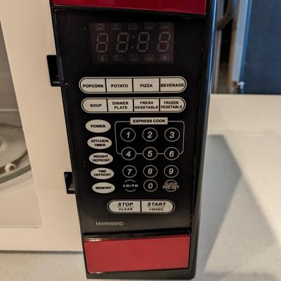 Like New Emerson 900 Watt Microwave
