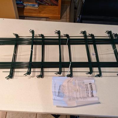 NIB Gardener's Expandable Pea Trellis