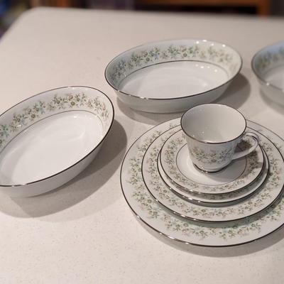 Set of 12 Noritake Savannah 2031 5 Piece Place Setting with Serving Dishes