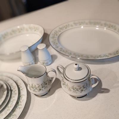 Set of 12 Noritake Savannah 2031 5 Piece Place Setting with Serving Dishes