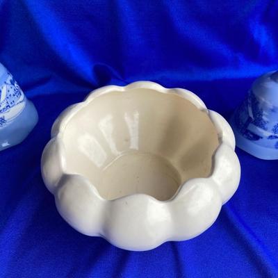 VINTAGE REDWING AND USA ðŸ‡ºðŸ‡¸ POTTERY WITH PLENTY OF BELLA TO RING