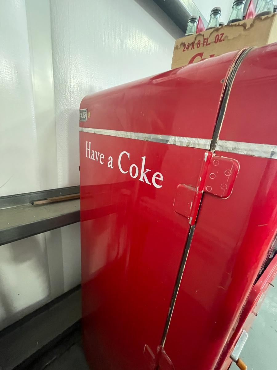 Vintage Coca Cola Vending Machine Vendorlator Model 139 w/case of 8