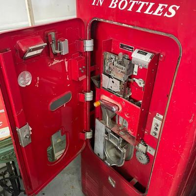 Vintage Coca Cola Vending Machine - Vendorlator Model 139 w/case of 8 oz. Coke Bottles