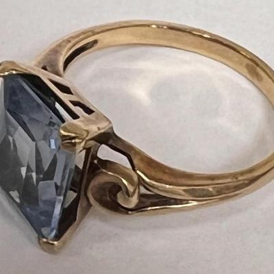LADIES 10 K BLUE TOPAZ RING