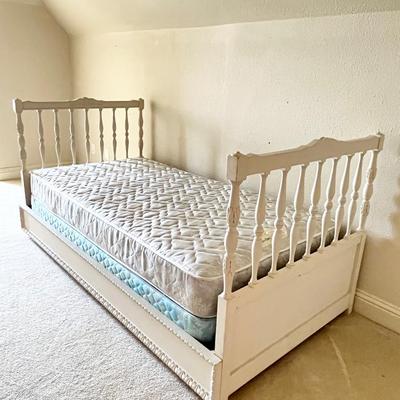 **UPDATED** White Wooden Twin Size Daybed ~ *Read Details