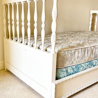 **UPDATED** White Wooden Twin Size Daybed ~ *Read Details