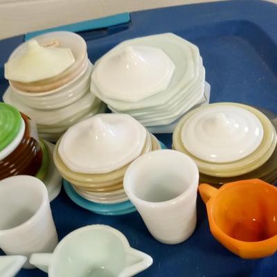 LOT 157   LARGE LOT OF VINTAGE CHILDS DISHES