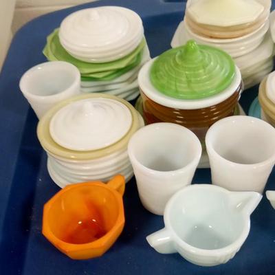 LOT 157   LARGE LOT OF VINTAGE CHILDS DISHES