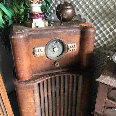 1940 Floor Radio