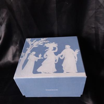 WEDGWOOD TRINKET BOX WITH 10K WHITE GOLD CHAIN AND PENDANT