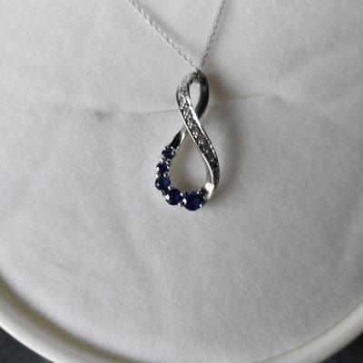 WEDGWOOD TRINKET BOX WITH 10K WHITE GOLD CHAIN AND PENDANT