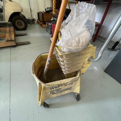 Rolling Mop Bucket with Wringer & Mop Pole & New Mop Head - Good for Shop/Warehouse/Business