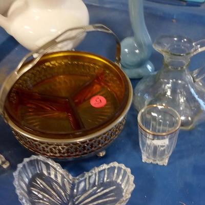 LOT 163 LOT OF VINTAGE GLASS ITEMS