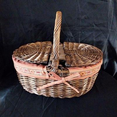 WICKER PICNIC BASKET