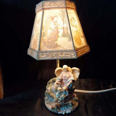 MUSICAL CAROUSEL AND LAMP WITH SHADE THAT SHOWS PICTURES WHEN LAMP ON
