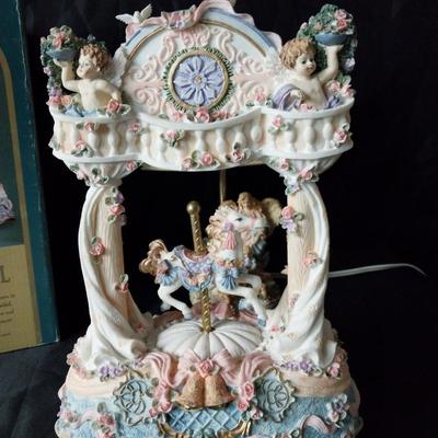 MUSICAL CAROUSEL AND LAMP WITH SHADE THAT SHOWS PICTURES WHEN LAMP ON