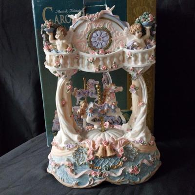 MUSICAL CAROUSEL AND LAMP WITH SHADE THAT SHOWS PICTURES WHEN LAMP ON