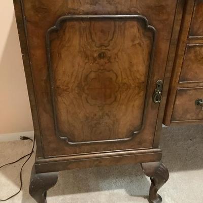 Gorgeous sideboard, good size not too big, not too small 61