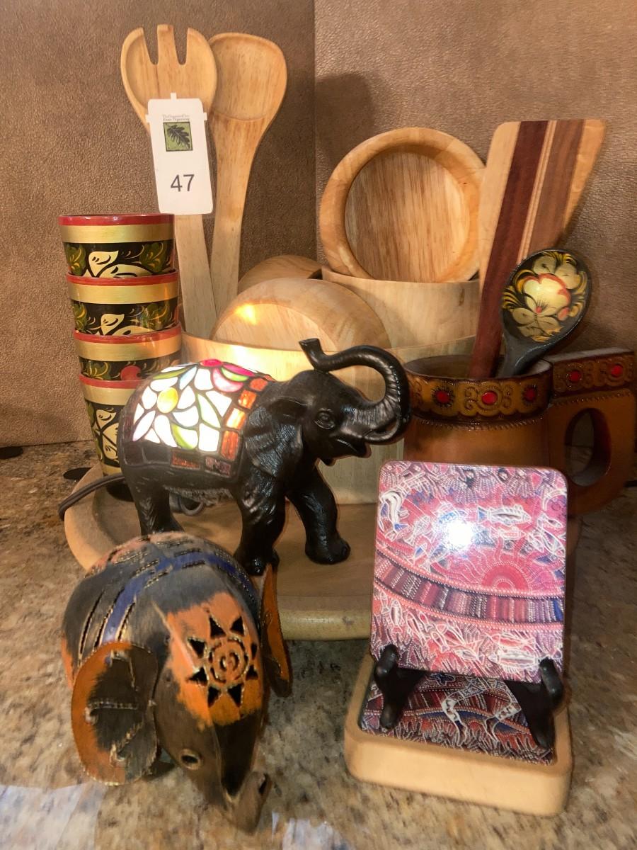 Grouping of decorative items