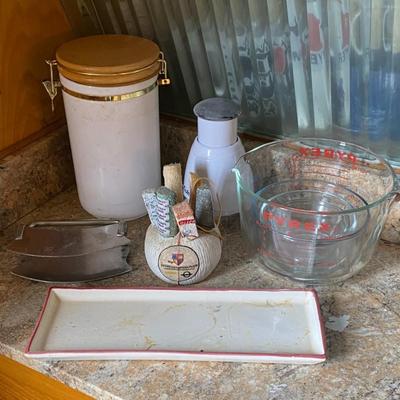 Various kitchen items