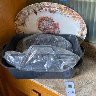 Roasting pan with plastic Turkey platter