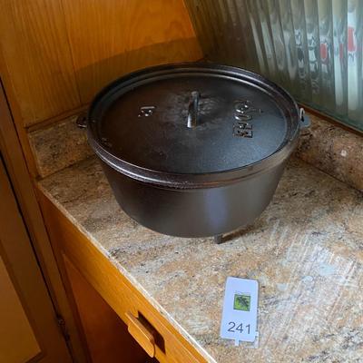 Lodge cast iron Dutch oven