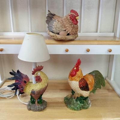 ROOSTER LAMP AND 2 DECORATIVE ROOSTERS
