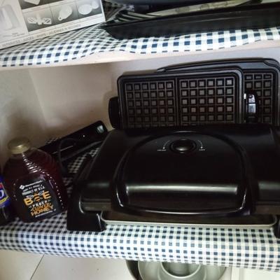 WAFFLE MAKER AND GRILL