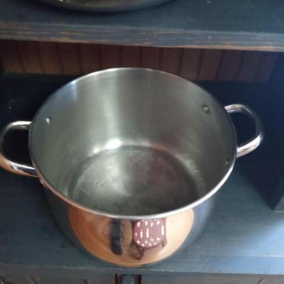 STOCK POT AND LARGER SKILLET