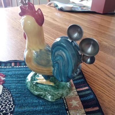 4 PLACEMATS, ROOSTER TRIVET AND MEASURING SPOON HOLDER