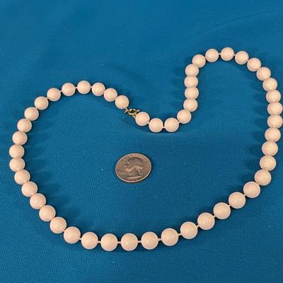 VINTAGE WHITE BEAD NECKLACE