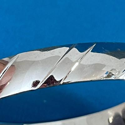 MONET SHINY SILVERTONE SPRING CLAMSHELL BRACELET