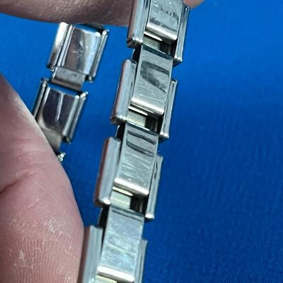 SPRINGY STRETCH SILVERTONE BRACELET 