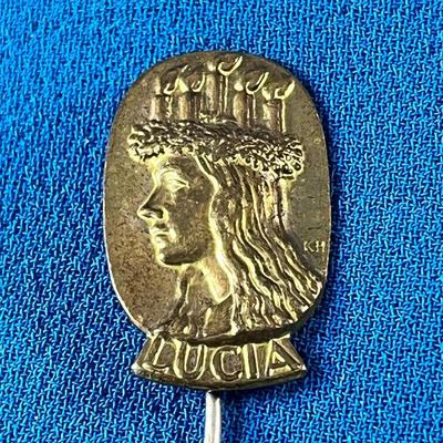OLD STICK PIN â€œLUCIAâ€ PRINCESS WITH CANDLE CROWN
