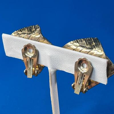 VINTAGE MODERN STYLE EARRINGS feat. OPALESCENT TEARDROP DANGLES