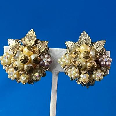 VINTAGE CLIP-ON PEARLY CLUSTER EARRINGS