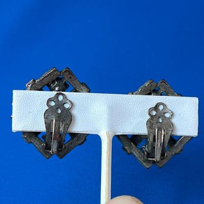 VINTAGE IRIDESCENT PRONG SET RHINESTONES w/ PEARLY CTR. EARRINGS