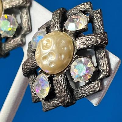 VINTAGE IRIDESCENT PRONG SET RHINESTONES w/ PEARLY CTR. EARRINGS