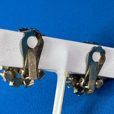 VINTAGE PRONG SET RED, CLEAR RHINESTONES SURROUNDING GREEN CTR.