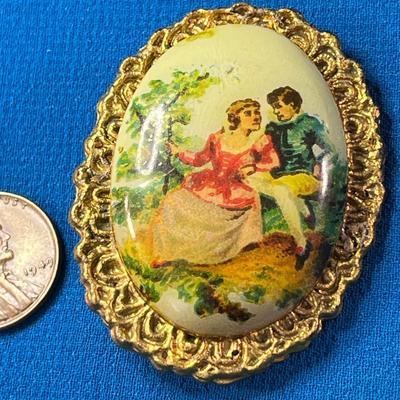 VINTAGE ROMANTIC COUPLE PIN OLDER LOOK AND FEEL