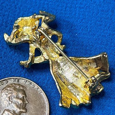 CHOIR ANGEL WITH SONG BOOK PIN