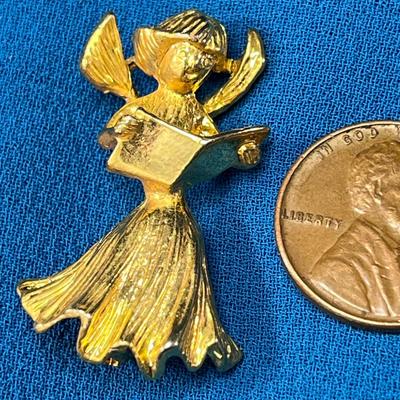 CHOIR ANGEL WITH SONG BOOK PIN