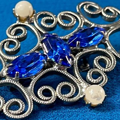 POSH FILIGREE PIN w/BLUE PRONG SET RHINESTONES AND FAUX PEARLS