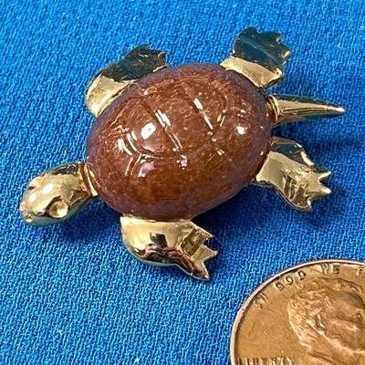 SWEET â€œTRIFARIâ€ TURTLE PIN